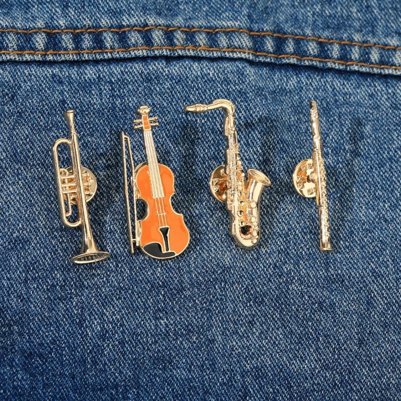 Musical Instrument In Orchestra - 1個のオーケストラ風バッジ、ユーモラスな楽器エナメルピン、トランペット、クラリネット、サックス、バイオリンモチーフ、金色のブローチ