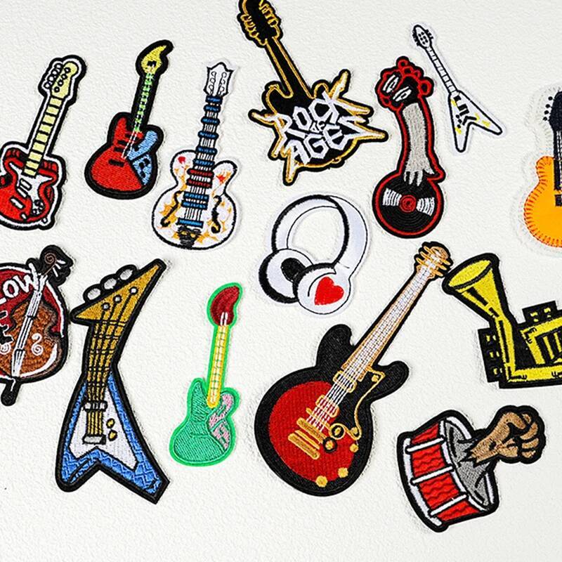 バックパックと帽子の装飾用の刺繍入りギターバッジ、ファッショ - Musical Instrument Painting のレビューと価格