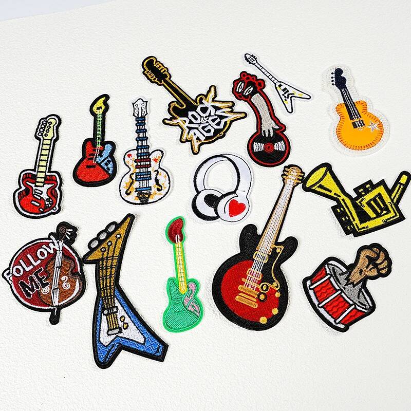 バックパックと帽子の装飾用の刺繍入りギターバッジ、ファッショ - Musical Instrument Painting のレビューと価格